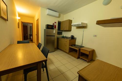 Una cocina o zona de cocina en Qawra Point Holiday Complex