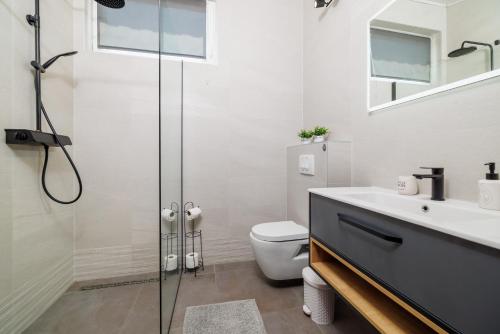 Un baño con ducha, inodoro y lavabo. en VILA OLIVE TREE Krk, en Kornić