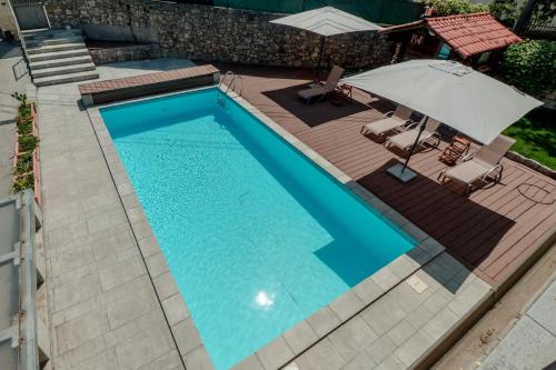 an overhead view of a swimming pool with an umbrella at Villa Prosecco x 13 Piscina & Barbecue in Prosecco