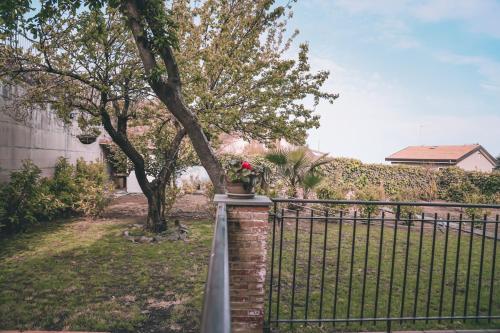 Taman di luar Villa Sara on Etna