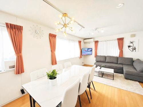 a living room with a white table and chairs at 4 卧室 - 3 浴室 - 3 卫生间 - 100 平方 新装 别墅 - 新宿 4 分钟 - Sakura House in Tokyo