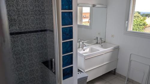 une salle de bain blanche avec un lavabo et un miroir dans l'établissement GITE EL PACHA pres d'Argelès-sur-Mer, classé 4 étoiles, à Laroque-des-Albères