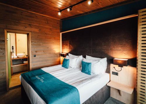 Ένα ή περισσότερα κρεβάτια σε δωμάτιο στο Grande Vista Resort & Spa