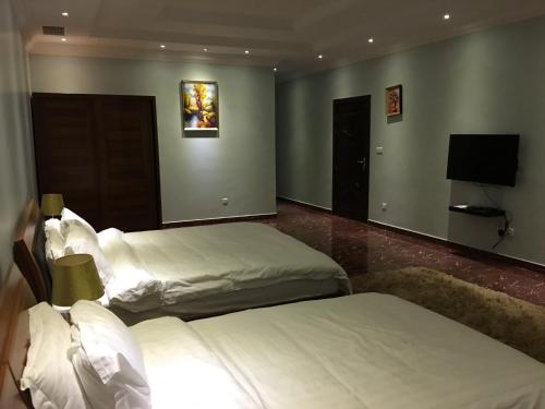 Katil atau katil-katil dalam bilik di منتجع اليال Alyal Resort