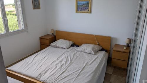 une petite chambre avec un lit avec deux oreillers dans l'établissement GITE EL PACHA pres d'Argelès-sur-Mer, classé 4 étoiles, à Laroque-des-Albères