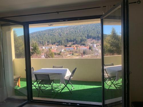 Appartement avec 2 chambres et séjour balcon plein sud et une vue panoramique 180 a GERARDMER app 103