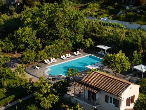 Бассейн в Orange Grove Suites или поблизости