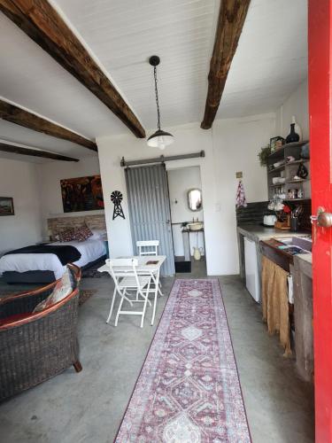 En eller flere senge i et værelse på Little Artist Cottage