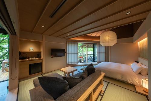 a bedroom with a large bed and a couch at Nazuna Hakone Miyanosita in Miyanoshita