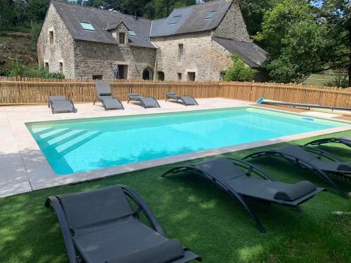 Bazén v ubytování Gîte du Nid Beau Duplex tout confort, entouré de verdures, piscine chauffée de mi-mai à mi-sept nebo v jeho okolí