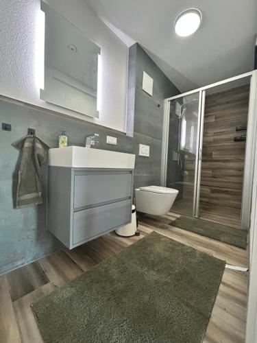 Ένα μπάνιο στο Ferienwohnung Waldidylle