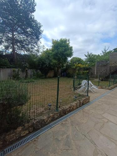 une clôture en face d'un parc avec une aire de jeux dans l'établissement Chambre 1 simple, à Limeil-Brévannes