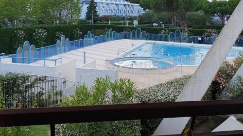 une piscine dans un parc avec un bâtiment dans l'établissement Appartement piscine plage golf, à La Grande Motte