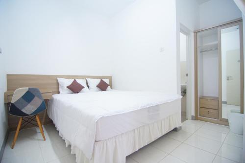 Una cama o camas en una habitación de The Villa Tembalang