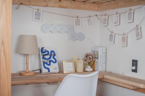 a room with a desk with a chair and a lamp at 北海道伊達の海辺ヴィラ 最大7名一棟貸切 ファミリー向け 北斎アート in Date