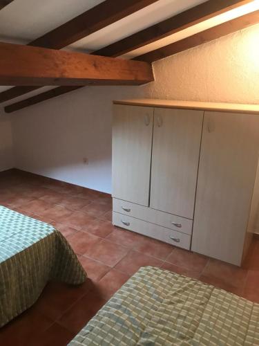 - une chambre avec un lit et une armoire blanche dans l'établissement RESIDENCE SOGNU DI MARE PLAGE Marine di Bravone, à Linguizzetta