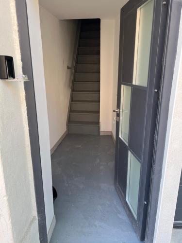 un couloir vide avec des escaliers dans un immeuble dans l'établissement Appartement douzens, à Douzens