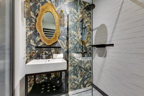 een badkamer met een wastafel en een spiegel bij Żurawie IKONY 1 by Grand Apartments in Gdańsk