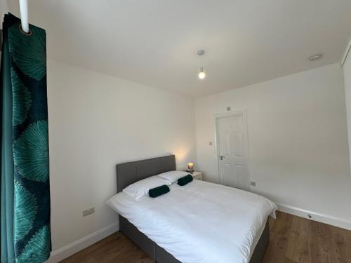 Postel nebo postele na pokoji v ubytování Beddington Serviced Accommodation