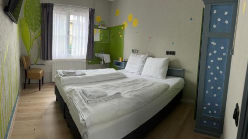 Un ou plusieurs lits dans un hébergement de l'établissement Hotel Gaudi