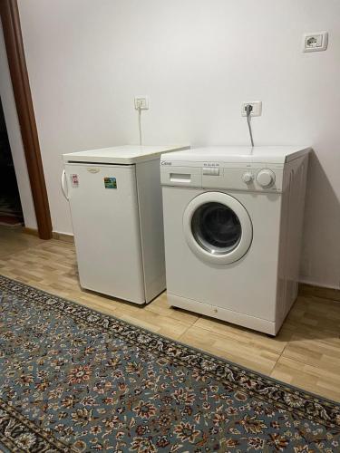 a washing machine and a sink in a room at Kriss APARTMENT in Përmet