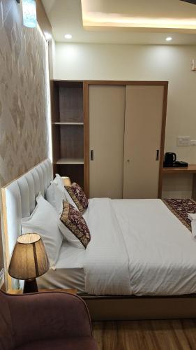 Postel nebo postele na pokoji v ubytování Aanchal Palace Hotel