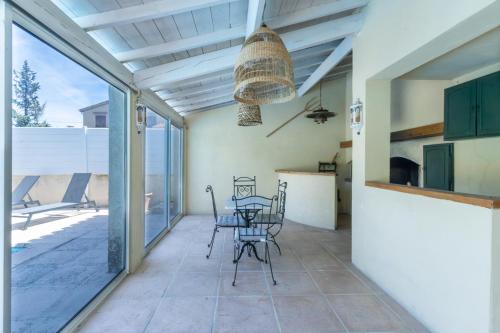 une salle à manger avec une table et des chaises sur un patio dans l'établissement La Treille Serenity, à Marseille