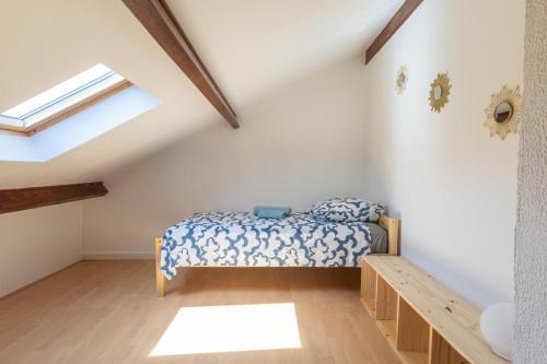 une chambre avec un lit dans un grenier dans l'établissement La Treille Serenity, à Marseille