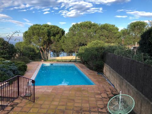 - une piscine dans une cour arborée dans l'établissement Magnifique Villa Vues Mer et Montagne, à Banyuls-sur-Mer