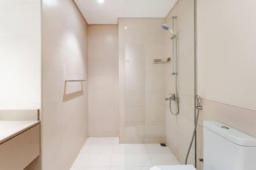Un baño de Tangerine Haven on Yas Island