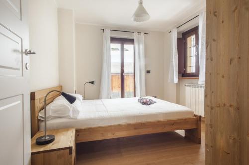 a small bedroom with a bed and a window at Appartamenti Residenza Anderbatt in Gressoney-la-Trinité