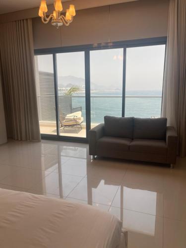 Postel nebo postele na pokoji v ubytování سحر المحيط لتأجير بيوت العطلات ocean magic luxury 4BR villa with privet pool, direct sea view,sharm-Al Dana Villa, Al Dana island by ocean magic holiday homes