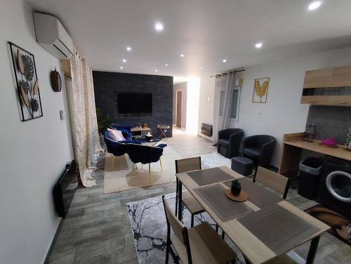 Una sala de estar con una mesa y un comedor. en Maison T3, en La Seyne-sur-Mer