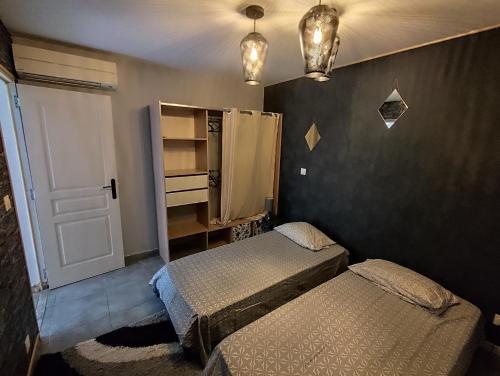 - une chambre avec 2 lits jumeaux et une porte dans l'établissement Maison T3, à La Seyne-sur-Mer