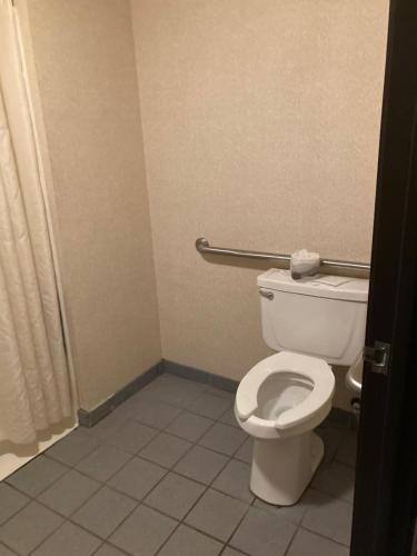 a bathroom with a toilet and a shower at Capital O Stevenson Inn Riverside in Stevenson