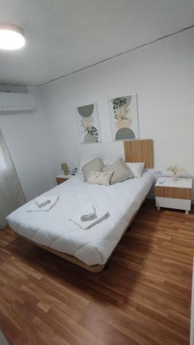 a large bed in a room with a wooden floor at Apartamento Premium con 4 dormitorios y aire acondicionado in Albacete