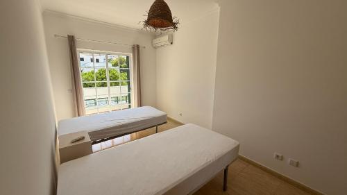 een ziekenhuiskamer met 2 bedden en een raam bij BS House - Manta Rota in Manta Rota