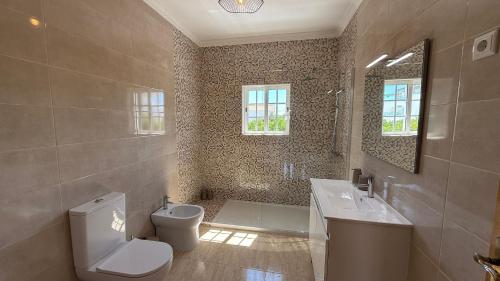 een badkamer met toilet, bad en wastafel bij BS House - Manta Rota in Manta Rota