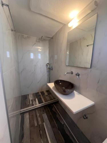 a bathroom with a sink and a mirror at Villa Vasilis in Mýkonos City