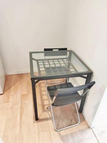 une table en verre avec un téléphone portable en haut dans l'établissement BudgetBnb - Studio au calme - 17m2 - Proche St Anne - Zenith Omega, à Toulon