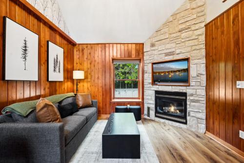 Ein Sitzbereich in der Unterkunft Spruce & Shore Motel