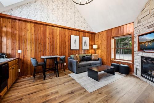 Ein Sitzbereich in der Unterkunft Spruce & Shore Motel