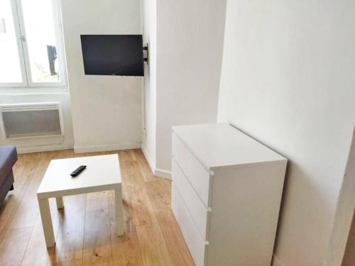 - un salon avec une armoire blanche et une table dans l'établissement BudgetBnb - Studio au calme - 17m2 - Proche St Anne - Zenith Omega, à Toulon