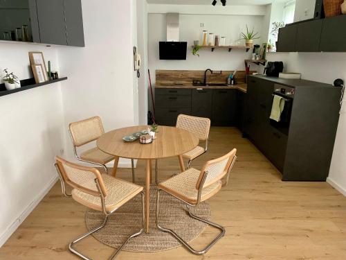 a kitchen with a table and chairs in a kitchen at Appartement nähe Gruga-Messe und Klinik! in Essen