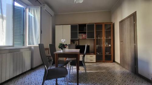 una sala da pranzo con tavolo, sedie e una finestra di La finestra su Montecassino a Cassino