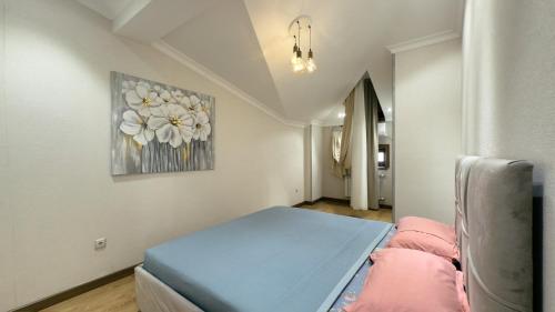 En eller flere senge i et værelse på Duplex Apartments