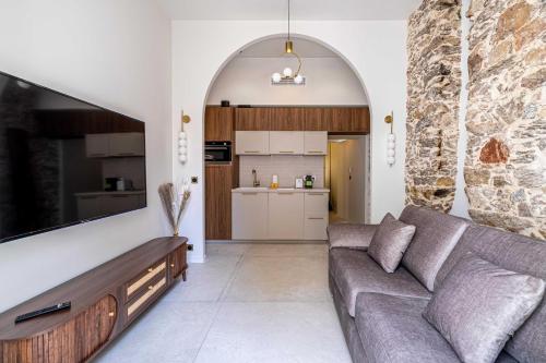 un salon avec un canapé et une cuisine dans l'établissement Magnificent apartment - AC-1BR-4P- Cannes, à Cannes