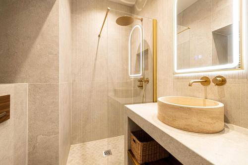 une salle de bain avec un lavabo et une douche dans l'établissement Magnificent apartment - AC-1BR-4P- Cannes, à Cannes