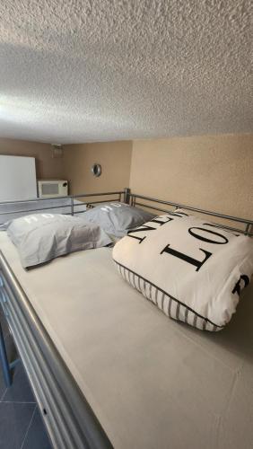 Cette chambre comprend : dans l'établissement Studio Les logis de Paray, à Paray-le-Monial