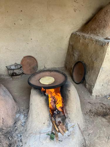 マラケシュにあるSaida Berber Houseの石窯とピザ入り